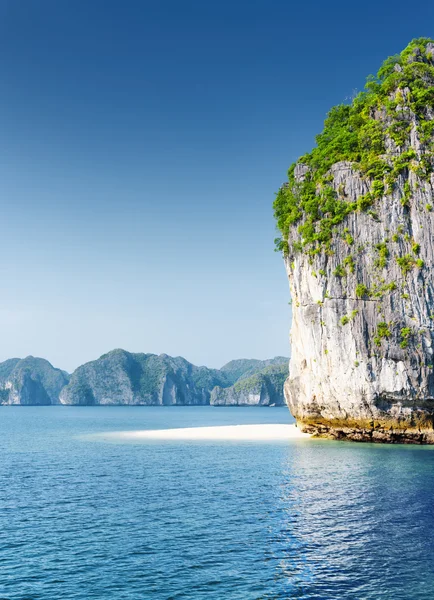 Tour-île karstique panoramique avec plage sauvage blanche dans la baie de Ha Long — Photo