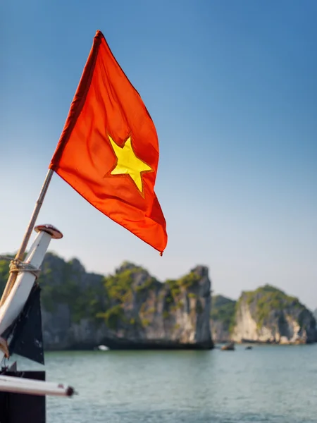 Vista de cerca de la bandera de Vietnam en el barco, la bahía de Ha Long —  Fotos de Stock