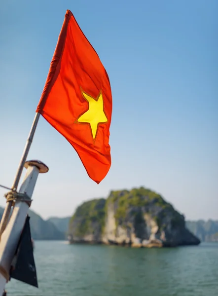 Ha Long Bay gemide Vietnam bayrağının closeup görünümü — Stok fotoğraf