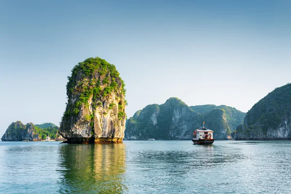 Vista panoramica del pilastro roccioso e della barca turistica nella baia di Ha Long — Foto Stock