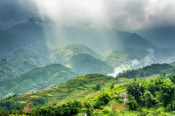 Rays of sunlight through storm clouds in mountains of Vietnam — Stock Photo, Image