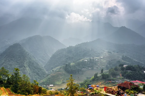 Scenic view of rays of sunlight through clouds at mountains — Stock Photo, Image