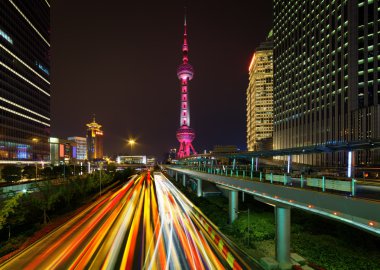 Century Avenue ve Oriental Pearl Tower'ın gece manzarası