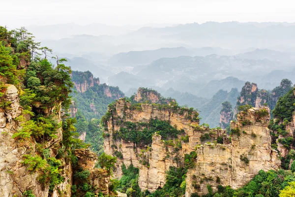 Stretto e torreggiante muro di roccia (Montagne Avatar ) — Foto Stock