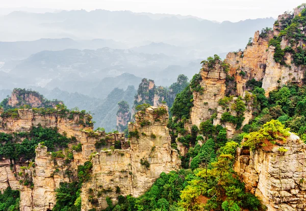 Incredibile stretto e torreggiante muro di roccia (Montagne Avatar ) — Foto Stock