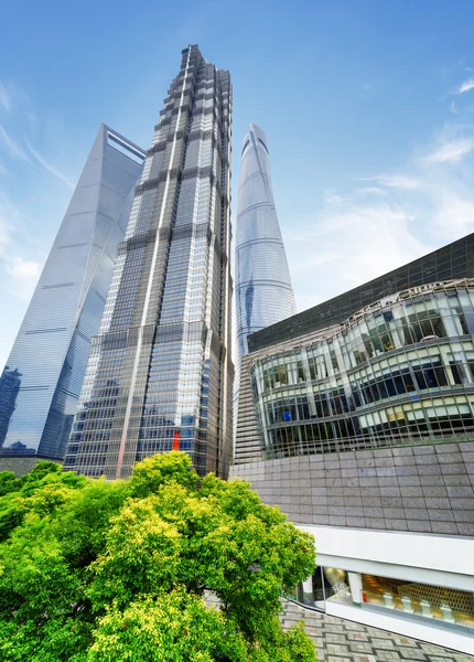 Blick von unten auf den Jin Mao Tower und andere Wolkenkratzer, Shanghai — Stockfoto