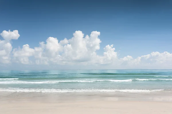 Вид на море з блакитною кришталевою водою і тропічним пляжем — стокове фото