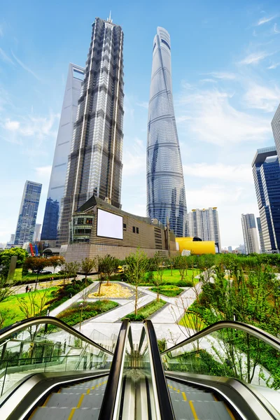 Сучасний вид на хмарочоси і парк в бізнес-центрі, Шанхай — стокове фото