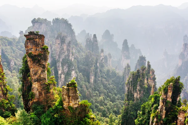 Increíbles pilares de arenisca de cuarzo natural de formas fantásticas — Foto de Stock