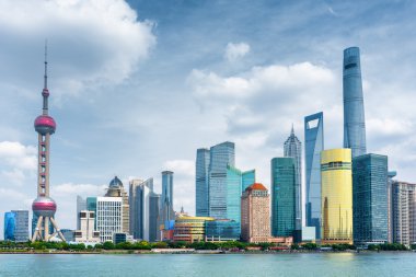 Pudong siluetinin görünümü, Şangay, Çin. Şehir merkezindeki gökdelenler