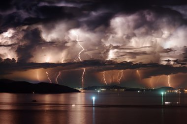 Nha Trang Körfezi üzerinde dramatik fırtınalı gökyüzü ve şimşek, Vietnam