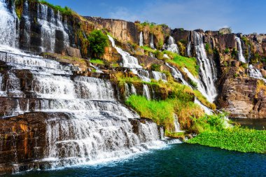 Yaz aylarında kristal su ile şelale Doğal çağlayanlar