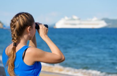 Kadın turist beyaz yolcu gemisi, dürbün üzerinden seyir