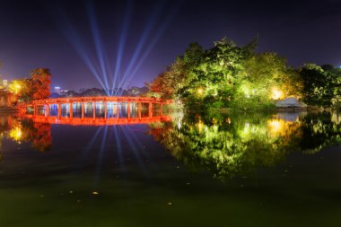 Hanoi, Vietnam için kılıç Gölü Huc köprüde gece görünümü