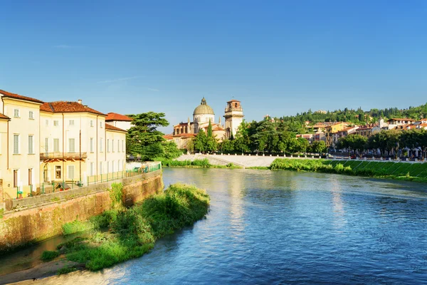 Az Adige-folyó és a San Giorgio templom nézete Braida-ban, Verona — Stock Fotó