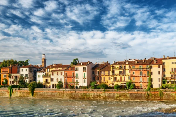 Régi házak az Adige folyó vízpartján, Verona, Olaszország — Stock Fotó