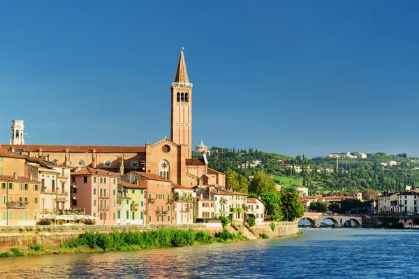 Hermosa vista de la iglesia de Santa Anastasia en Verona, Italia — Foto de Stock