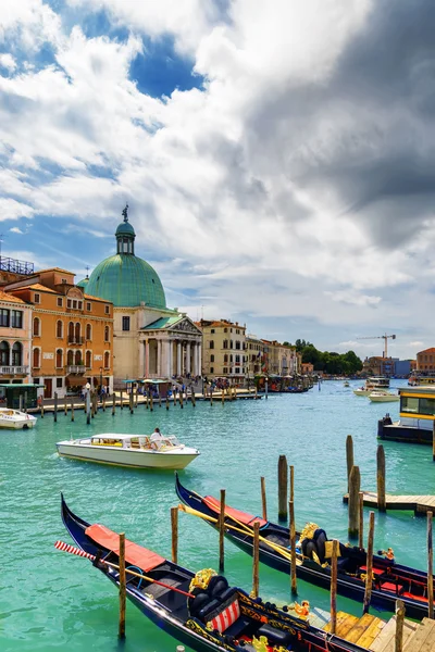 Vista del Gran Canal con góndolas en Venecia, Italia — Foto de Stock
