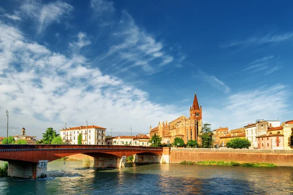 Utsikt över Saints Fermo och Rustico från Adige River, Verona — Stockfoto