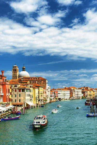 Uitzicht op het Canal Grande met water taxi in Venetië, Italië — Stockfoto