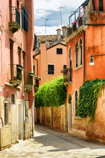 Homlokzatok régi házak a Calle Gradisca Cannaregio Velencében — Stock Fotó