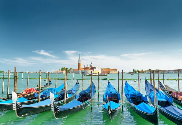 Una fila de góndolas aparcadas junto a la Riva degli Schiavoni, Venecia — Foto de Stock