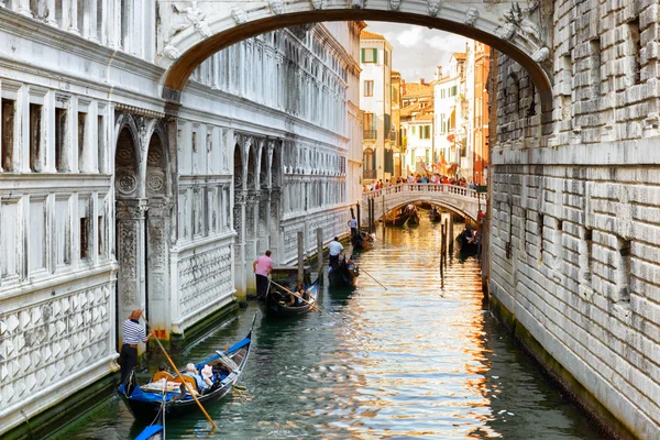 A velencei sóni híd alatt közlekedő turisták gondolák szerint — Stock Fotó