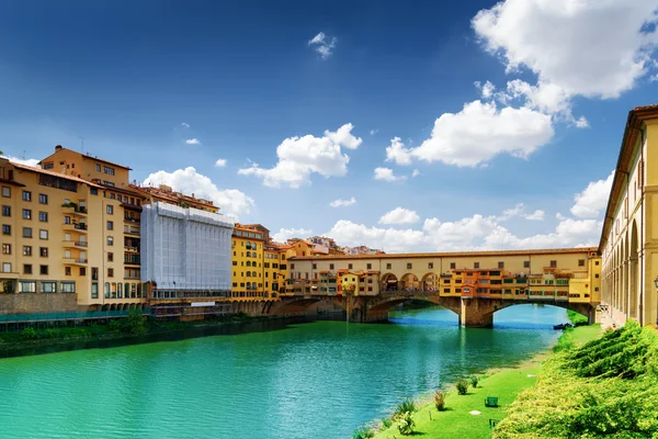 A Ponte Vecchio és az Arno folyó partján lévő régi házak — Stock Fotó