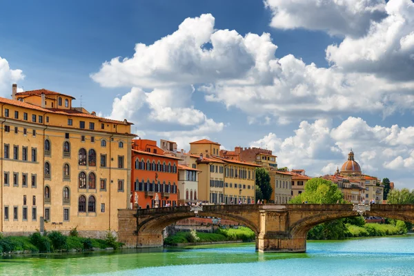 A Ponte Santa Trinita folyó az Arno folyón Firenzében, Olaszországban — Stock Fotó