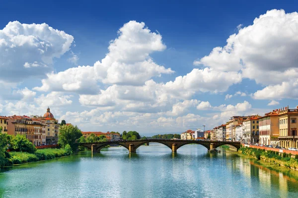 Kilátás a Ponte Alla Carraiára az Arno folyón Firenzében — Stock Fotó