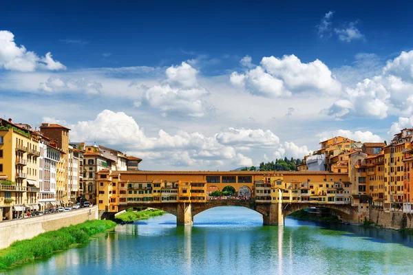 Ponte Vecchio'nun Arno Nehri üzerindeki görünümü, Floransa, İtalya