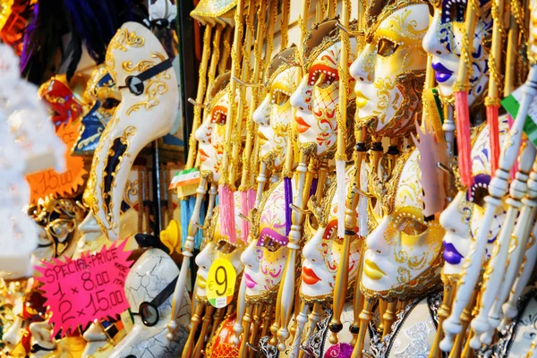 Benátské masky v obchodě na Most Rialto. Benátky, Itálie — Stock fotografie