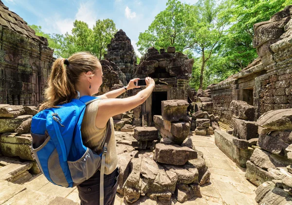 Toeristisch fotograferen paviljoen van de oude tempel in Angkor, Camb — Stockfoto