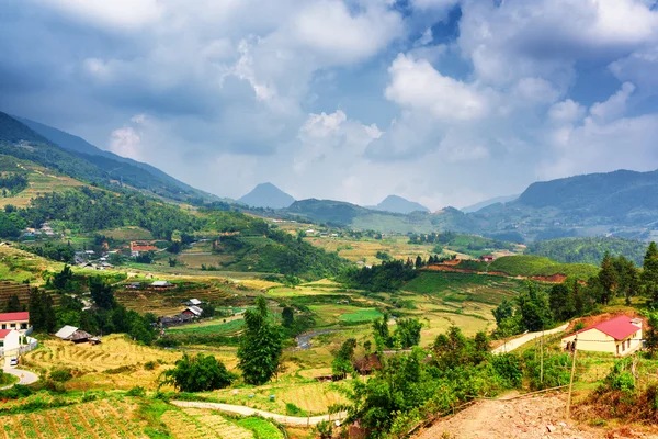 Vista da aldeia e terraços de arroz nas terras altas. Sa Pa, Vietname — Fotografia de Stock