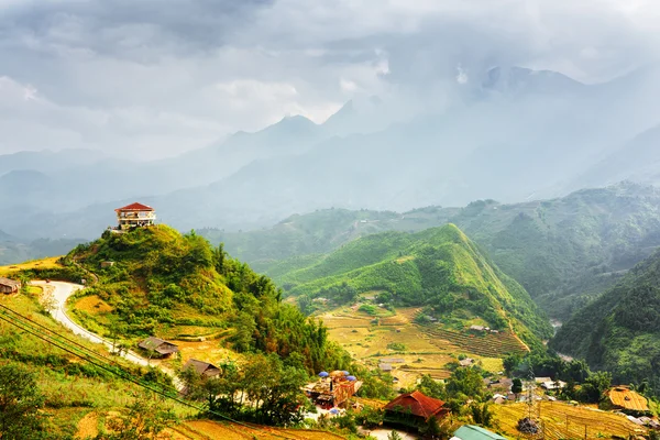 House on mountain top at Sa Pa, Lao Cai Province, Vietnam — Stock Photo, Image