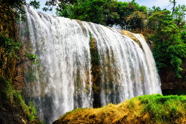 Malowniczy wodospad z krystalicznie czystą wodą, wśród zielonych lasów — Zdjęcie stockowe