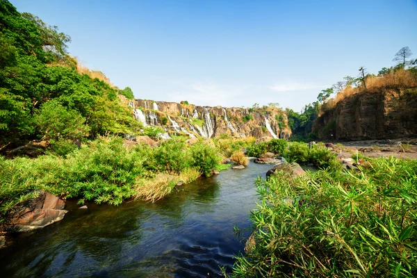 De da Nhim rivier met kristalhelder water onder groene bomen — Stockfoto