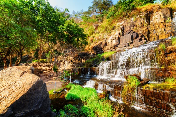 Incredibili cascate naturali di cascata tra boschi verdi — Foto Stock