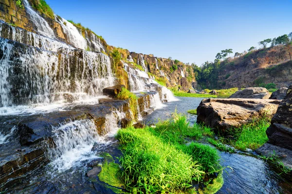 Vista lateral de la cascada natural en cascada con agua clara —  Fotos de Stock