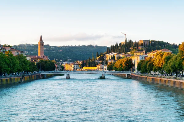 Vedere de la Ponte Nuovo peste râul Adige. Verona, Italia — Fotografie, imagine de stoc