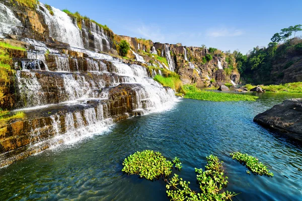 Прекрасний вид на природний каскадний водоспад з чистою водою — стокове фото