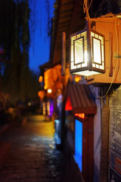 Widok nocny tradycyjnej chińskiej lampy ulicznej. Lijiang, Chiny — Zdjęcie stockowe