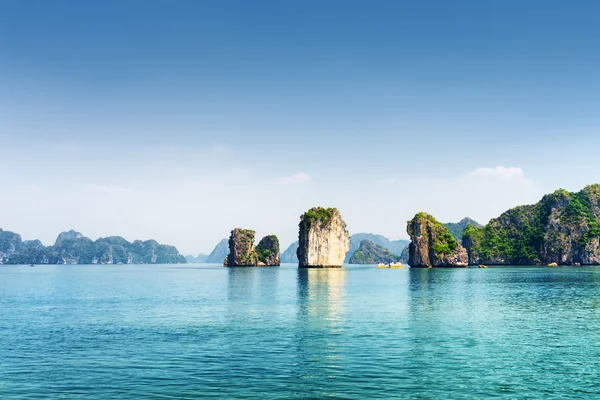 Agua azul de la bahía de Ha Long. Mar de China Meridional, Vietnam — Foto de Stock