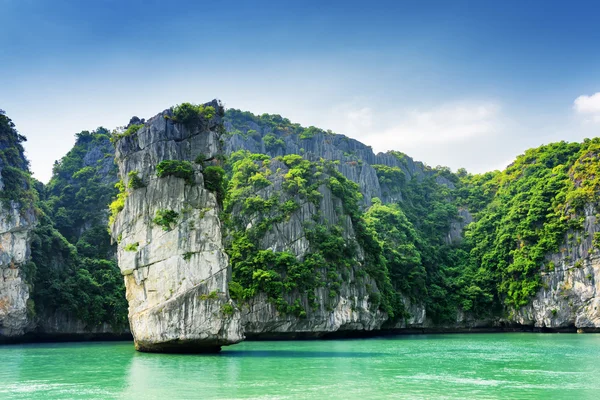 Vista panorámica del pilar rocoso y las islas kársticas en la bahía de Ha Long —  Fotos de Stock