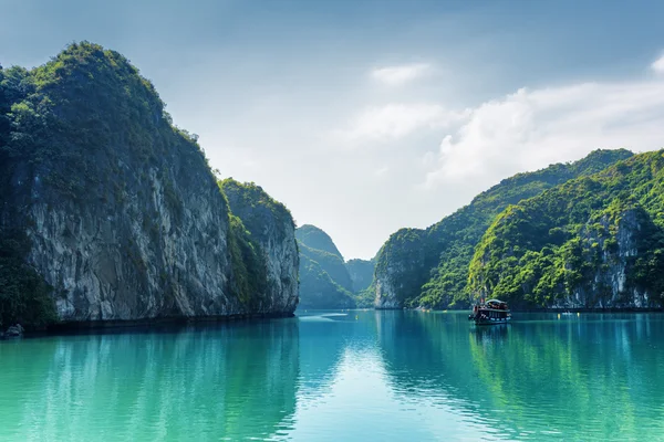 Прекрасний вид на лагуну в Ha Long Bay, В'єтнам — стокове фото