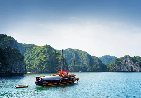 Barco turístico en la bahía de Ha Long. Mar de China Meridional, Vietnam — Foto de Stock