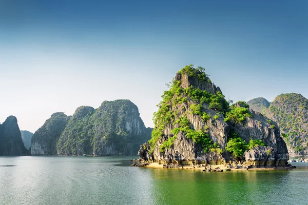 Gyönyörű kilátás nyílik a Ha Long Bay, Dél-Kínai tengeren, Vietnam — Stock Fotó