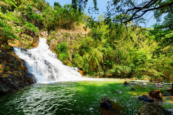 Φυσικό καταρράκτη και γραφική σμαραγδένια πισίνα μεταξύ πράσινο δάσος — Φωτογραφία Αρχείου