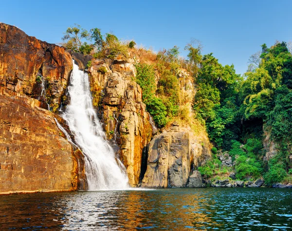 Fantastisk utsikt över naturliga vattenfall med kristallklart vatten — Stockfoto