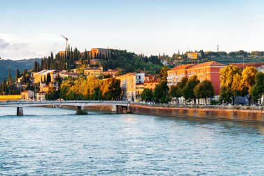 Cepheler eski Adige Nehri Verona sahildeki evleri
